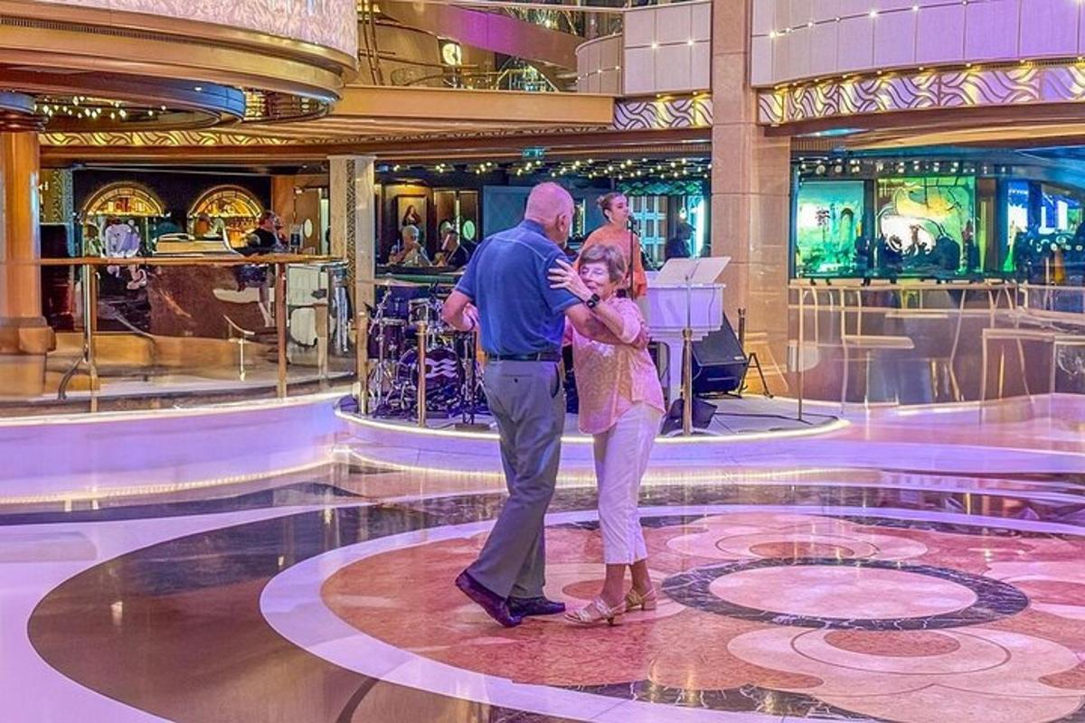 een man en een vrouw staan in een winkelcentrum
