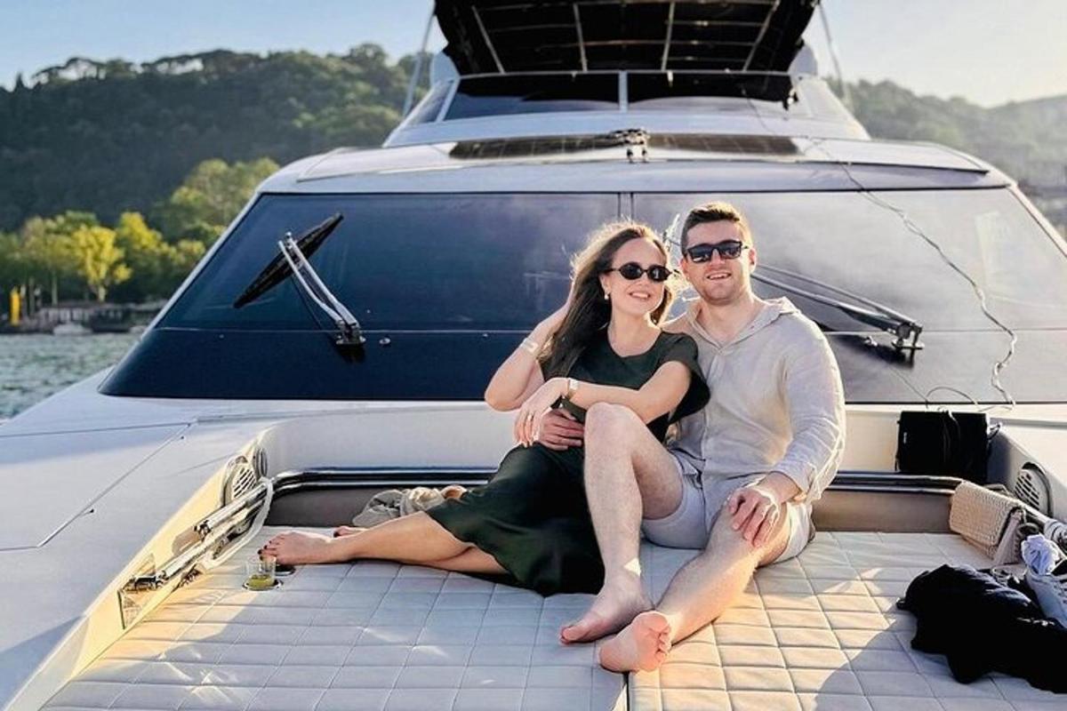 um homem e uma mulher sentados na parte de trás de um barco