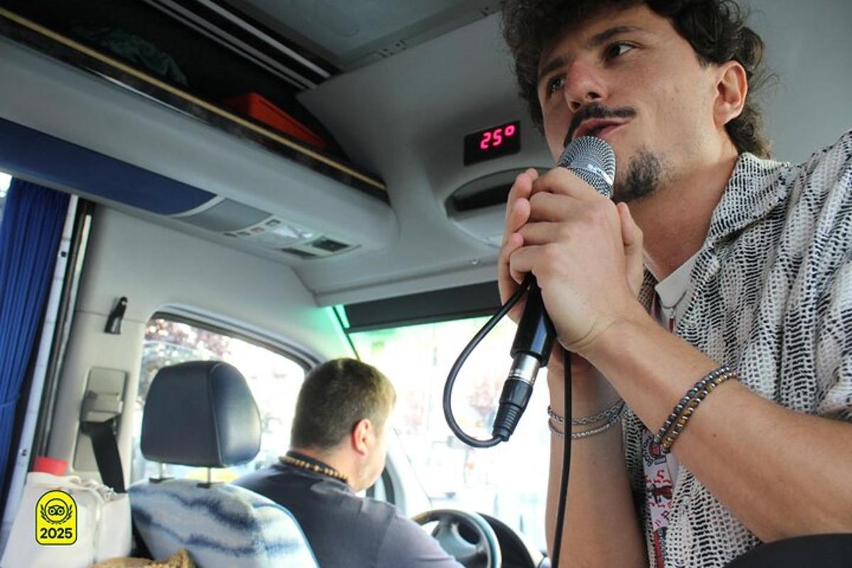 muž zpívající do mikrofonu v autobuse