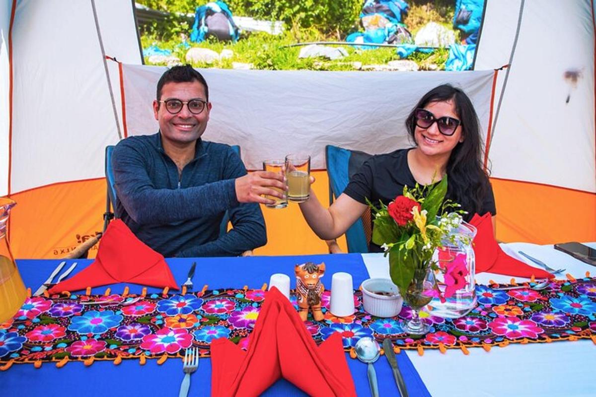 un uomo e una donna seduti a un tavolo con un drink