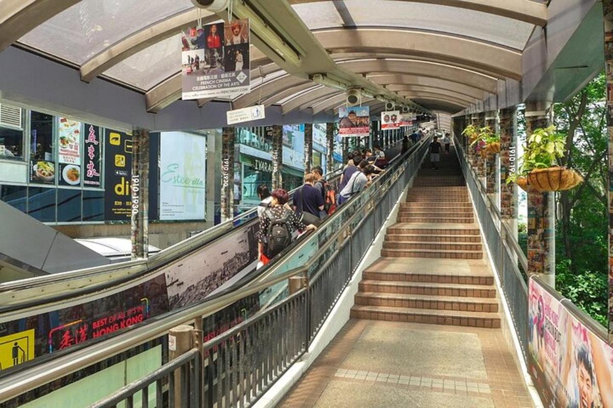 människor som går nerför en rulltrappa i ett köpcentrum
