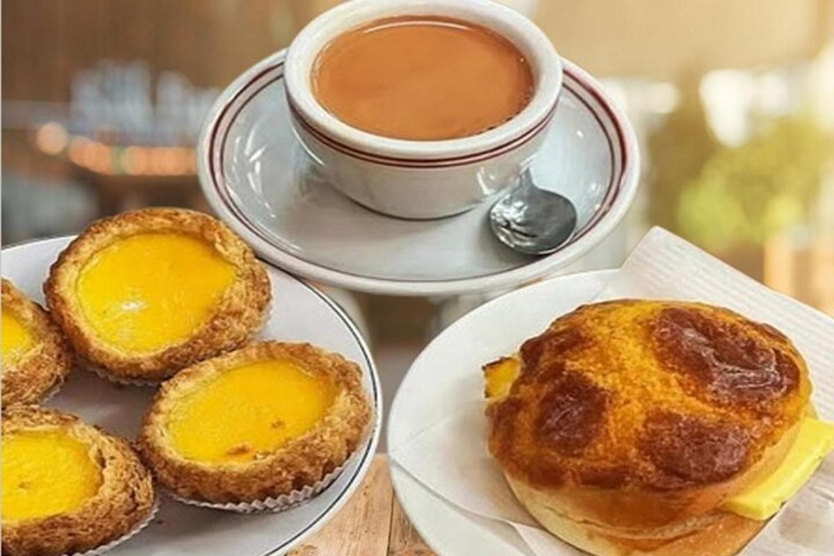 en kopp kaffe och tre muffins och en kopp espresso