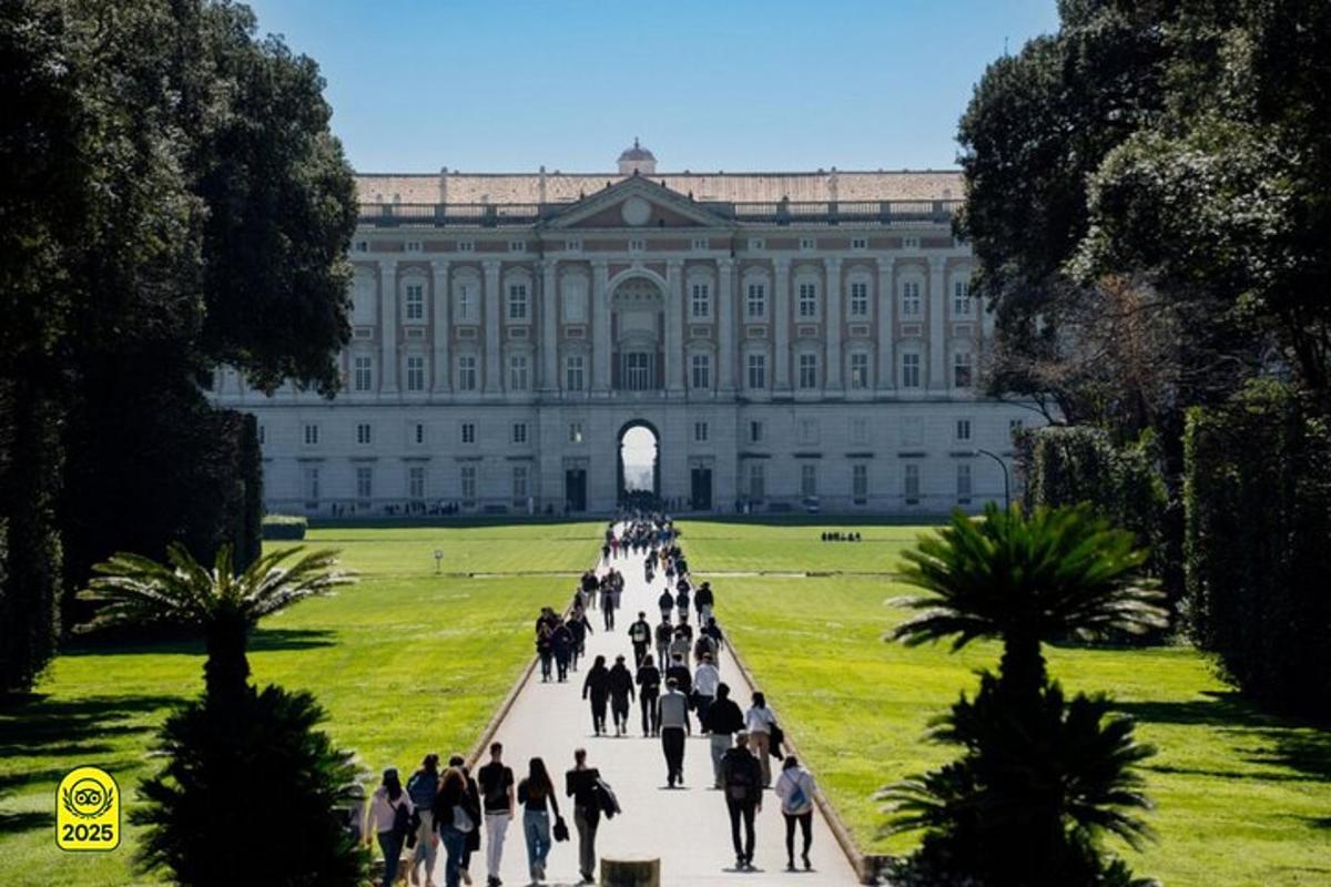 un gruppo di persone che camminano davanti a un grande edificio