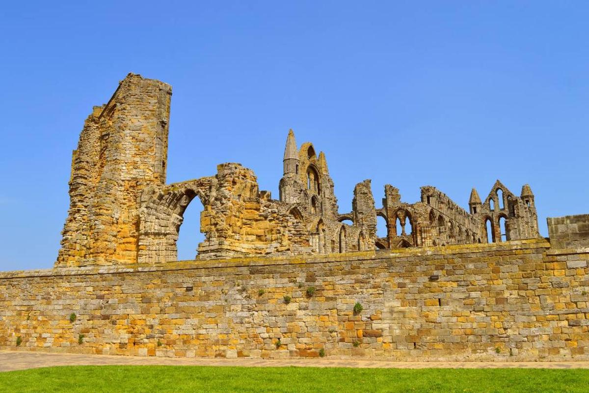 an old stone wall with two towers on it