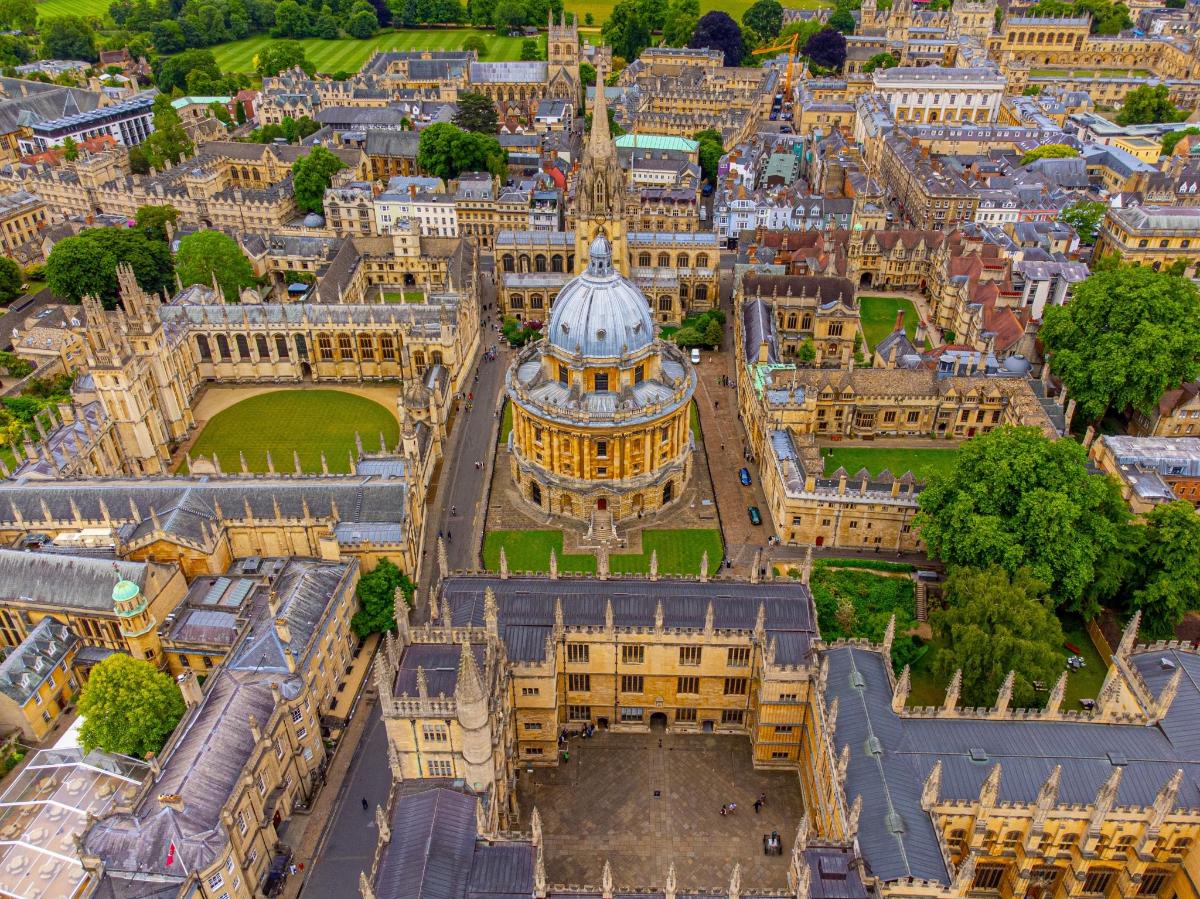 en luftfoto av bygningene i Palace of Westminster