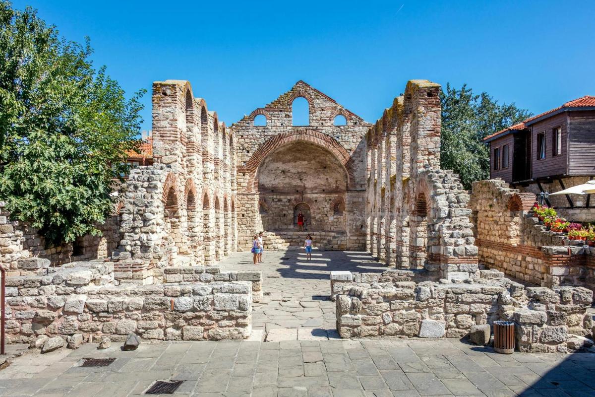an old stone building with a large stone archway