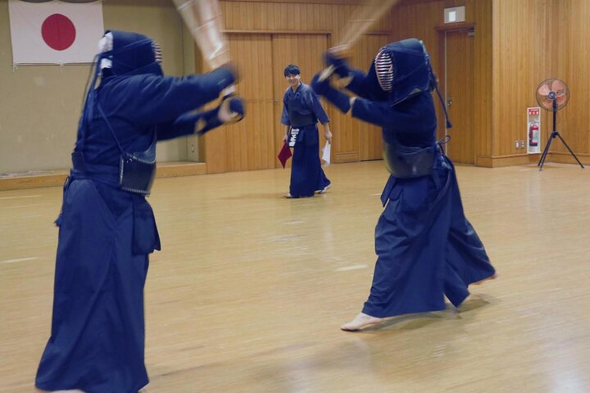 체육관에서 춤추는 사람들의 그룹