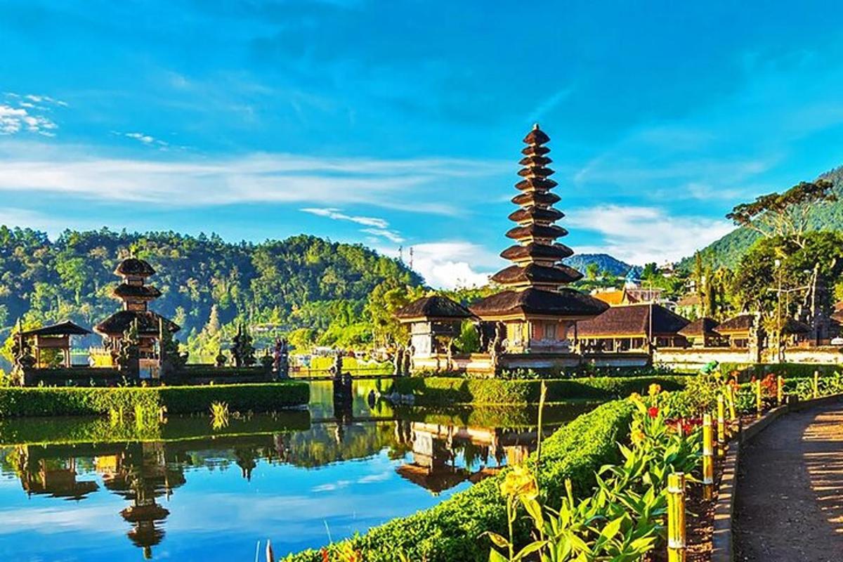 sekelompok tiga pagoda di sungai dengan jembatan