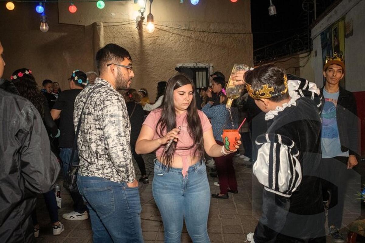 Un grupo de personas caminando entre la multitud en una fiesta.
