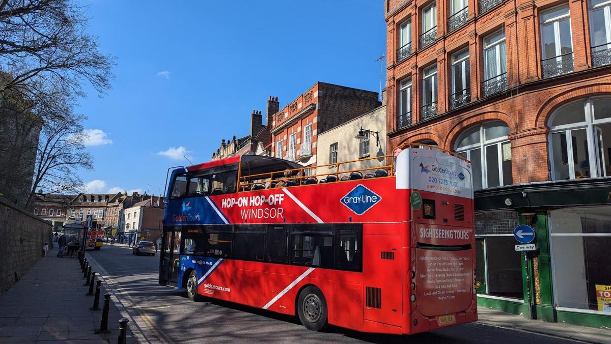 un bus rouge à impériale garé dans une rue de la ville