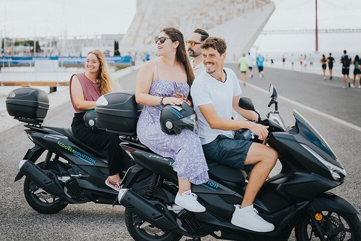 hópur fólks á vespu