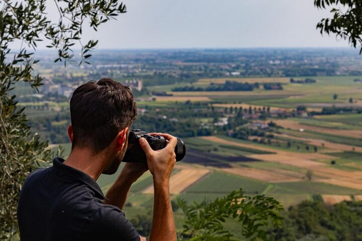 un hombre tomando una foto con una cámara