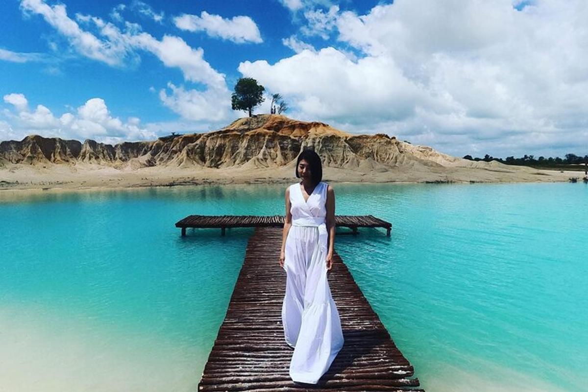 一名女子站在水中的码头上