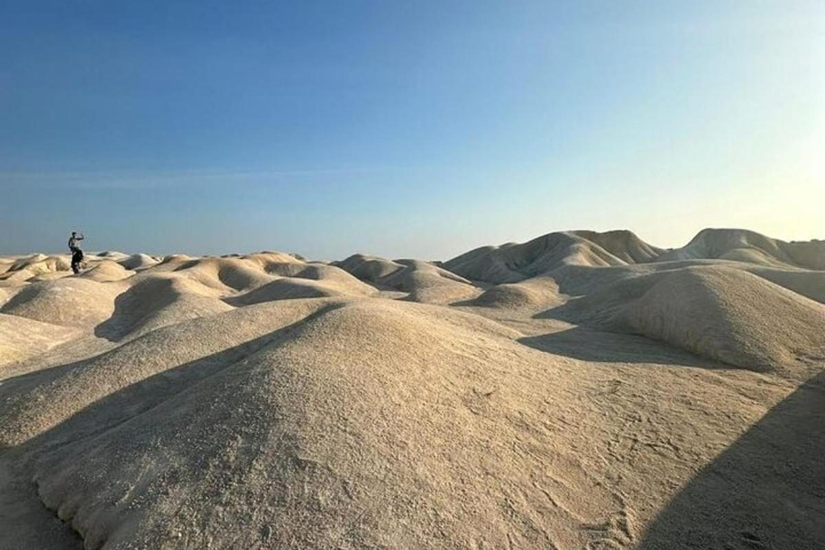 站在沙丘顶上的人