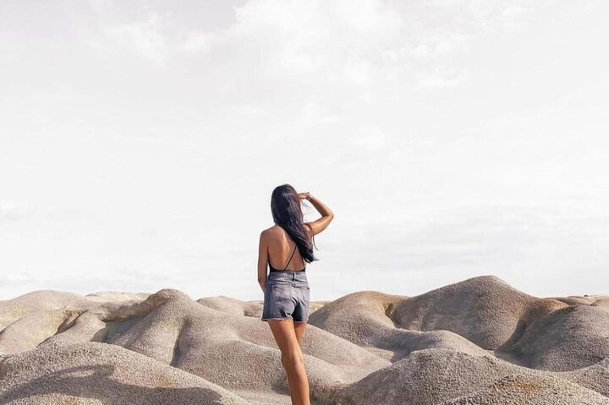 一位女士站在沙滩上