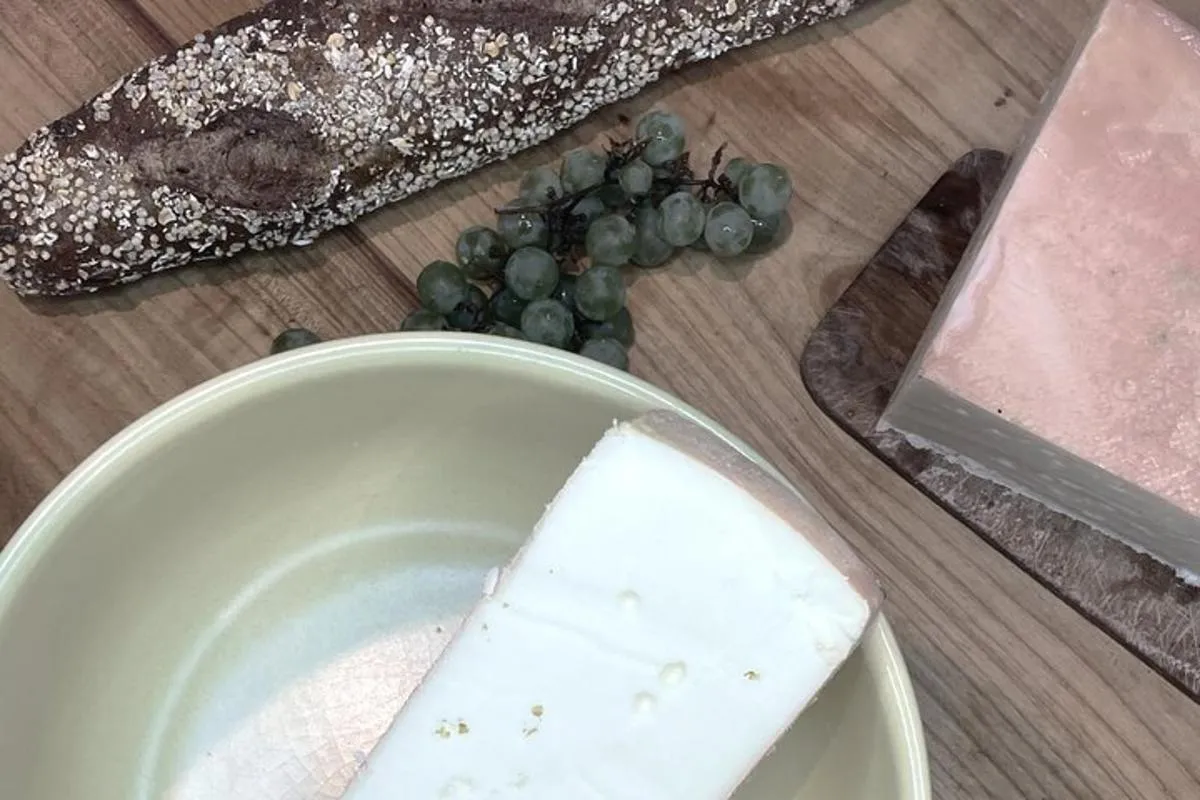 Dîner traditionnel suisse: Fondue au fromage, entrées et dessert – photo 19