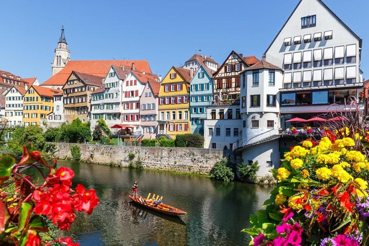 一条有一组建筑和两艘船的河流