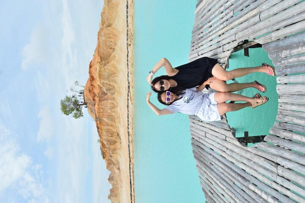 一男一女站在墙边