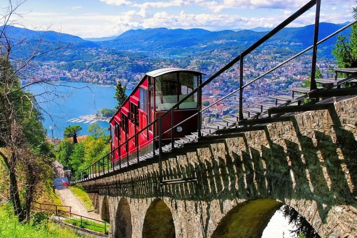 一辆红色火车正在穿过河上的一座桥