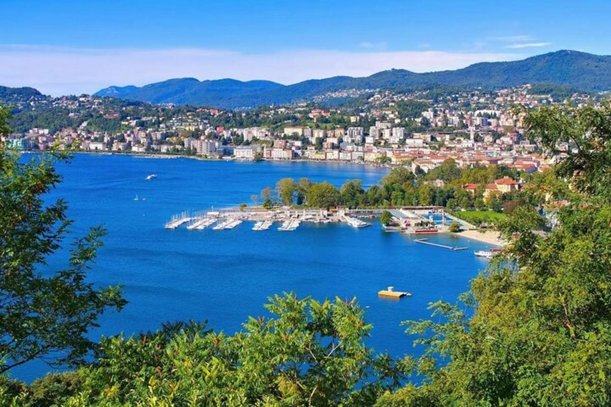 一大片水域和船只的景色