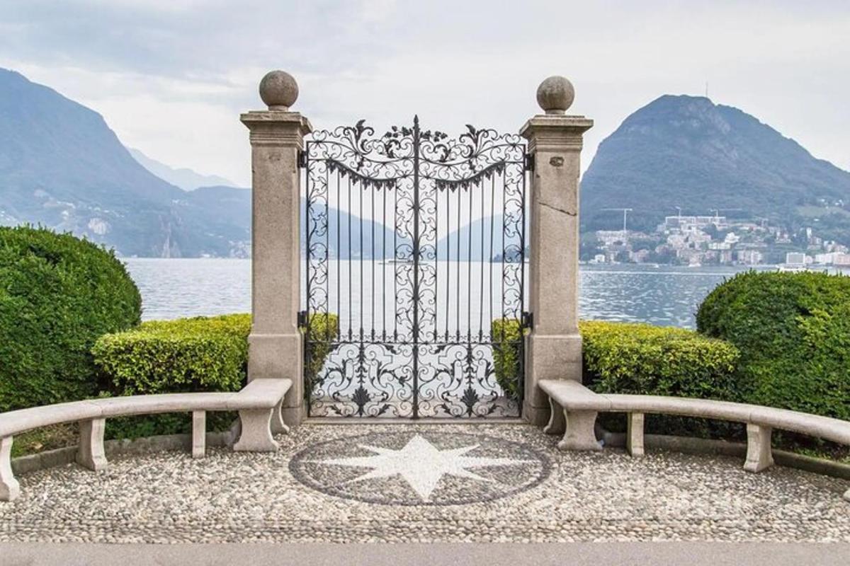 水前有一扇带长凳的金属门