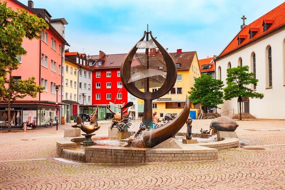 fontána uprostřed města s budovami