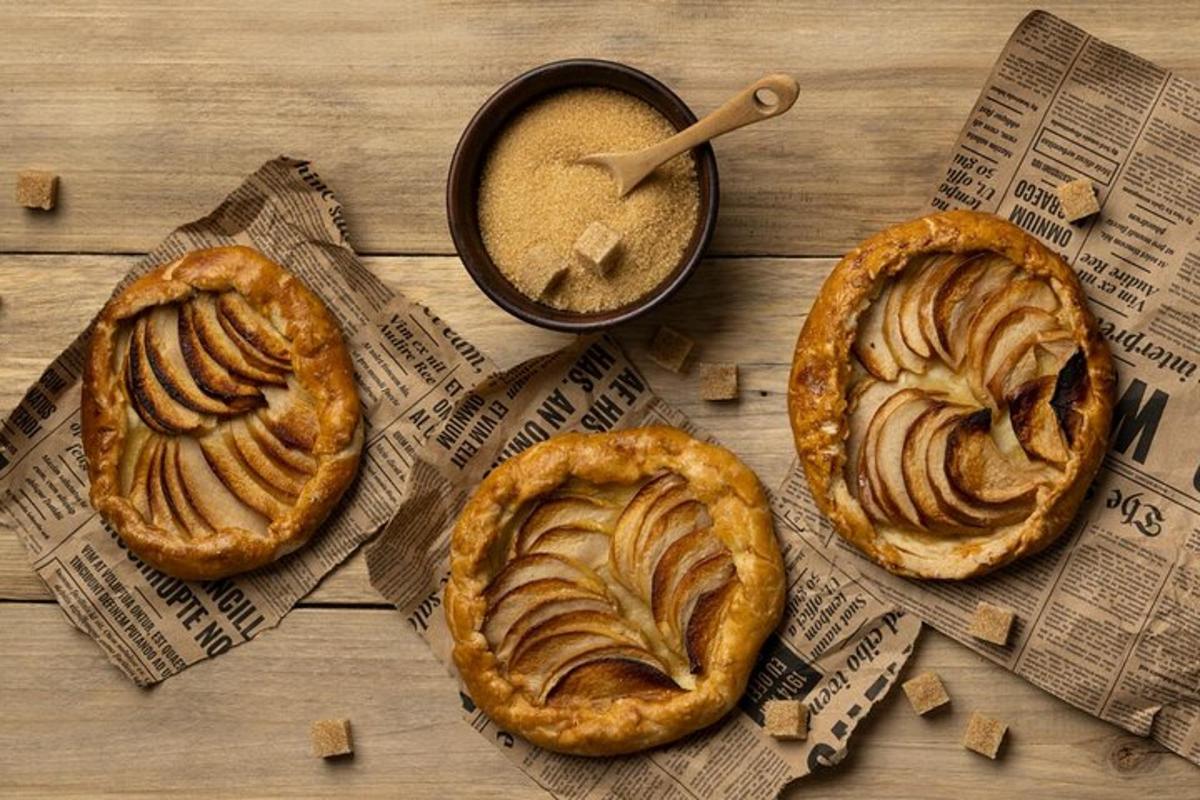 tři koláče na stole s šálkem kávy