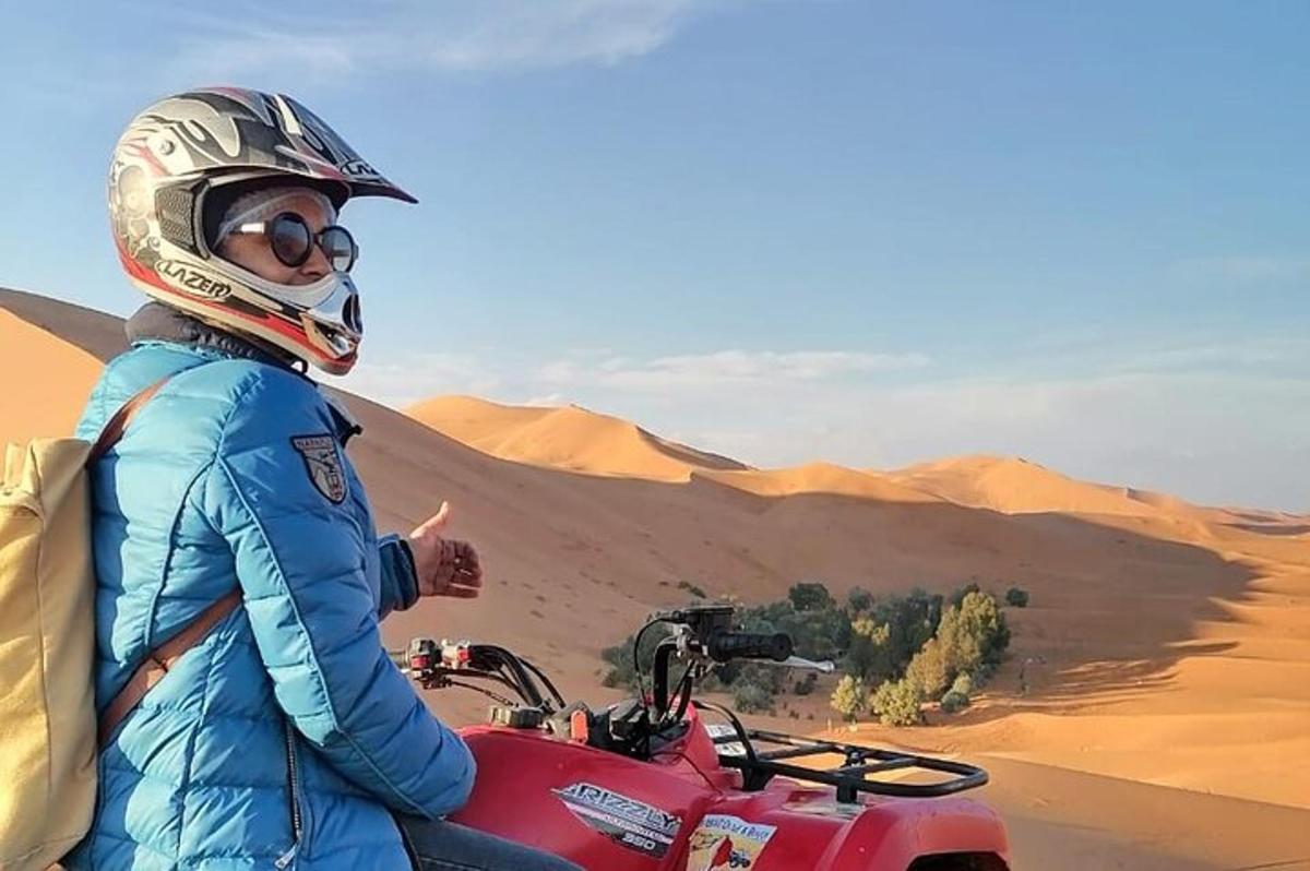 一个人在沙漠中骑摩托车