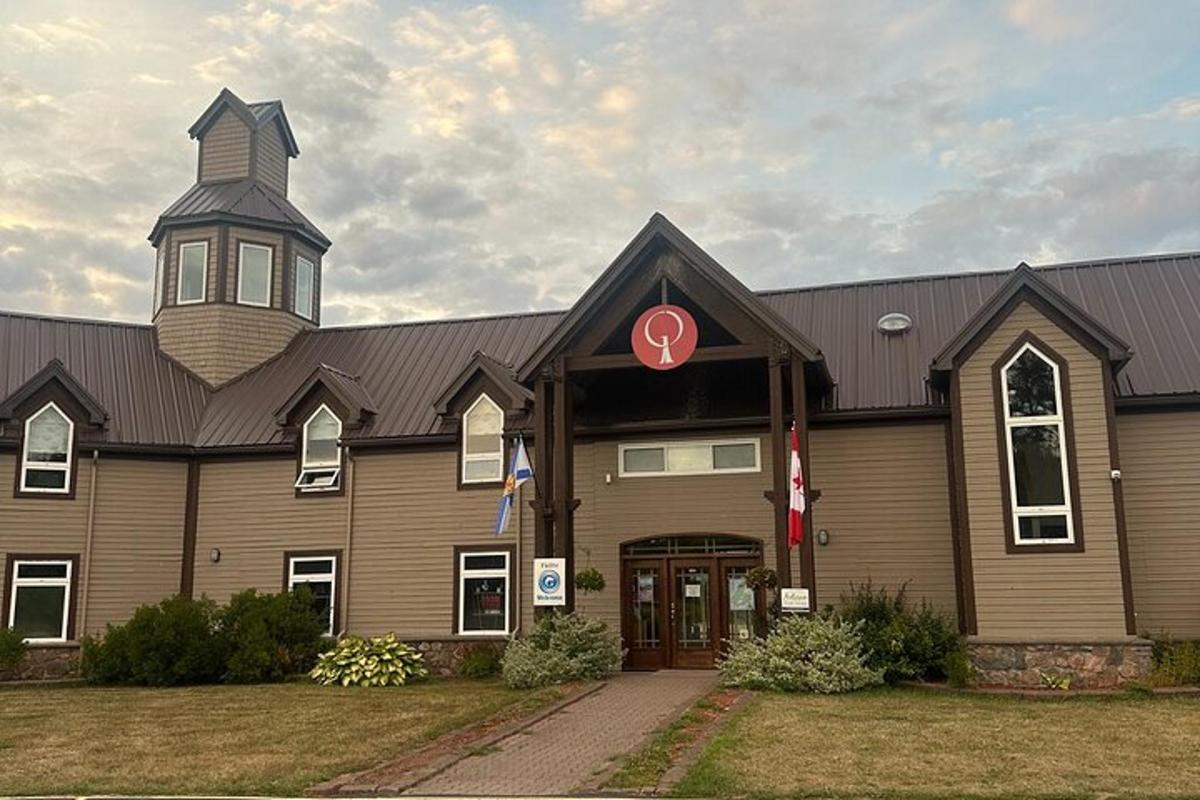 一座顶部有钟楼的教堂