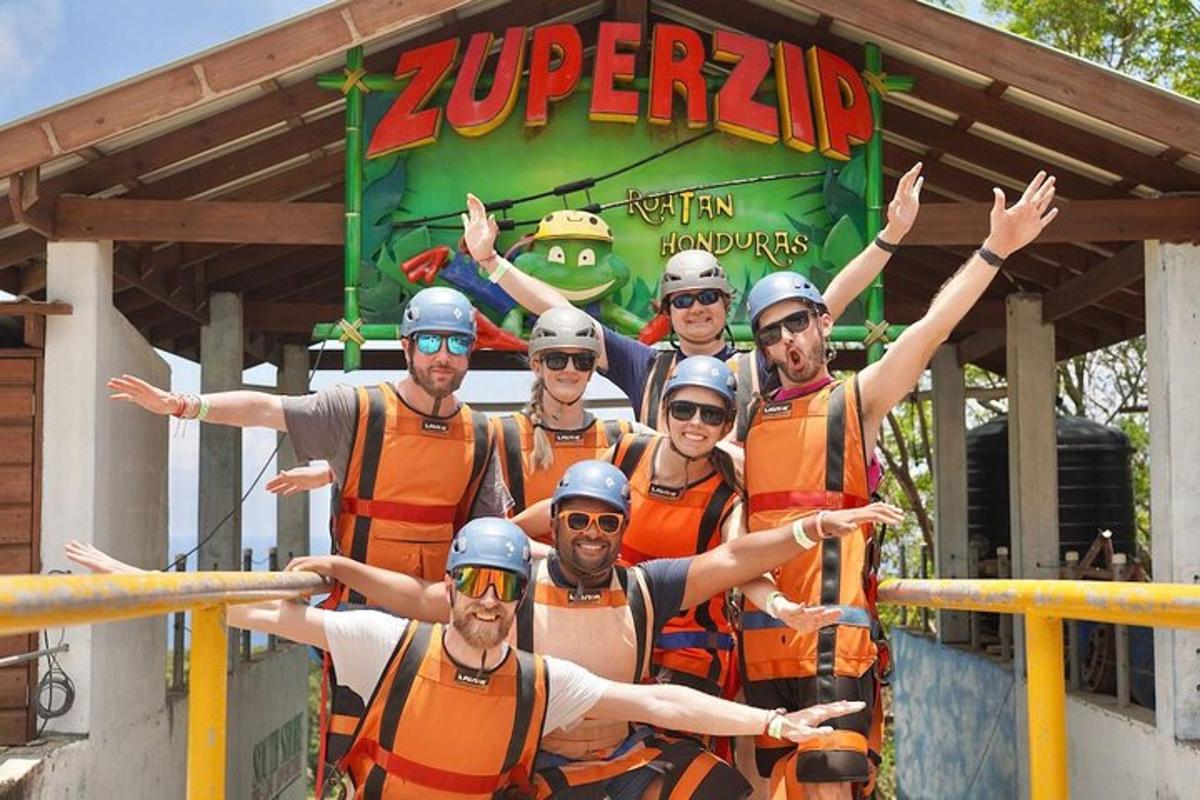 Skupina mužů v oranžových uniformách pózuje pro fotografii