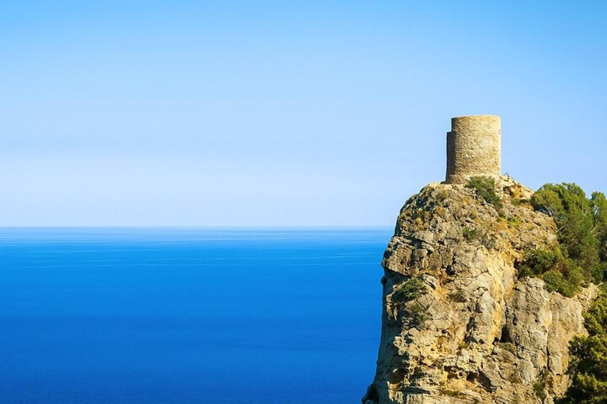 顶部有烟囱的岩石