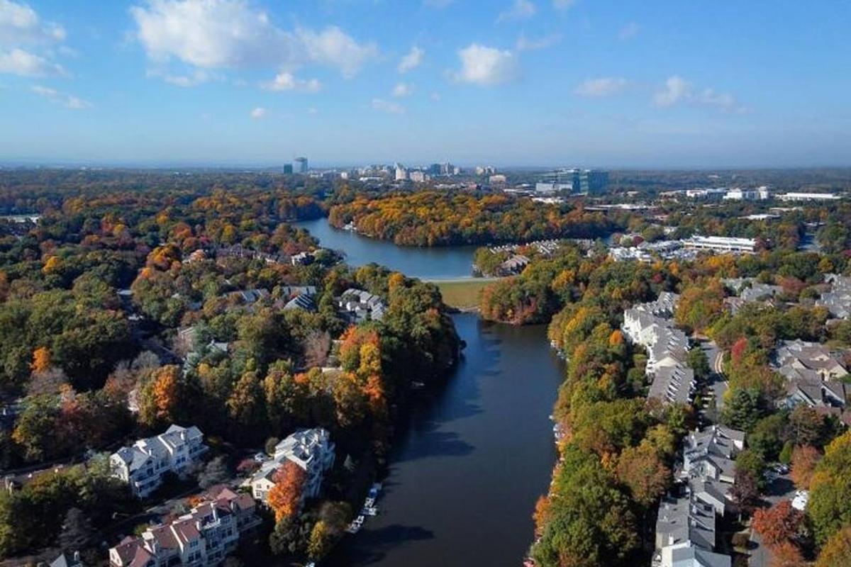 Letecký pohled na řeku ve městě