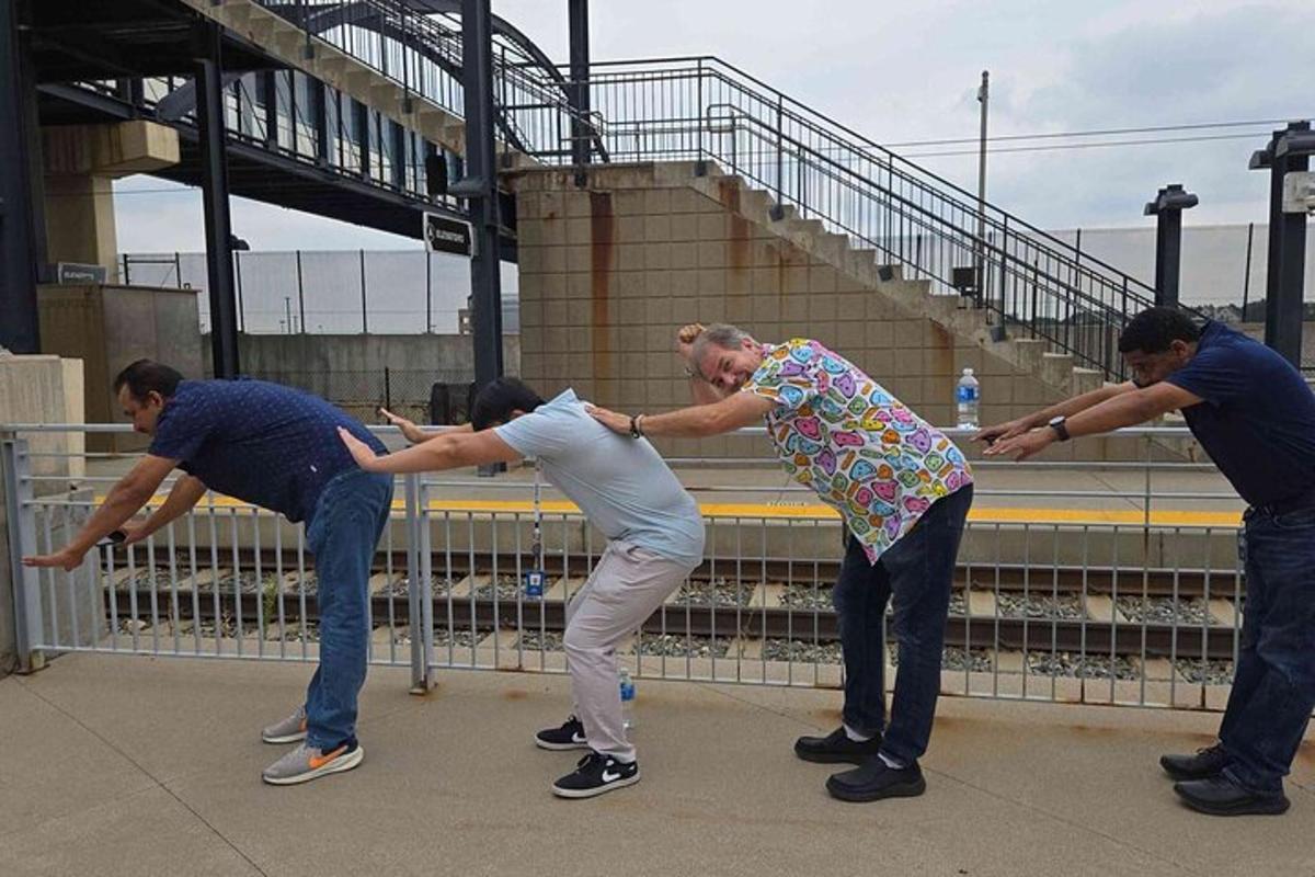 一群男人试图推开栅栏