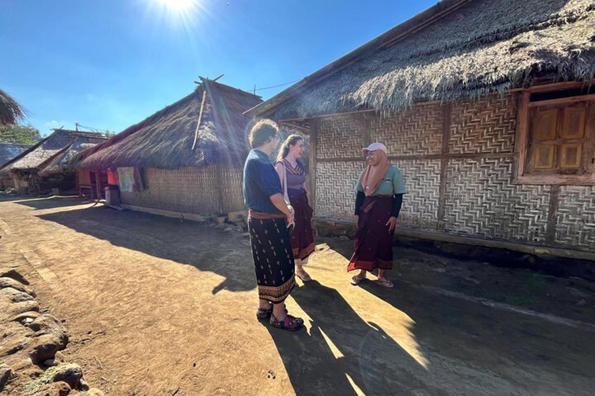 一群人站在一栋建筑物前