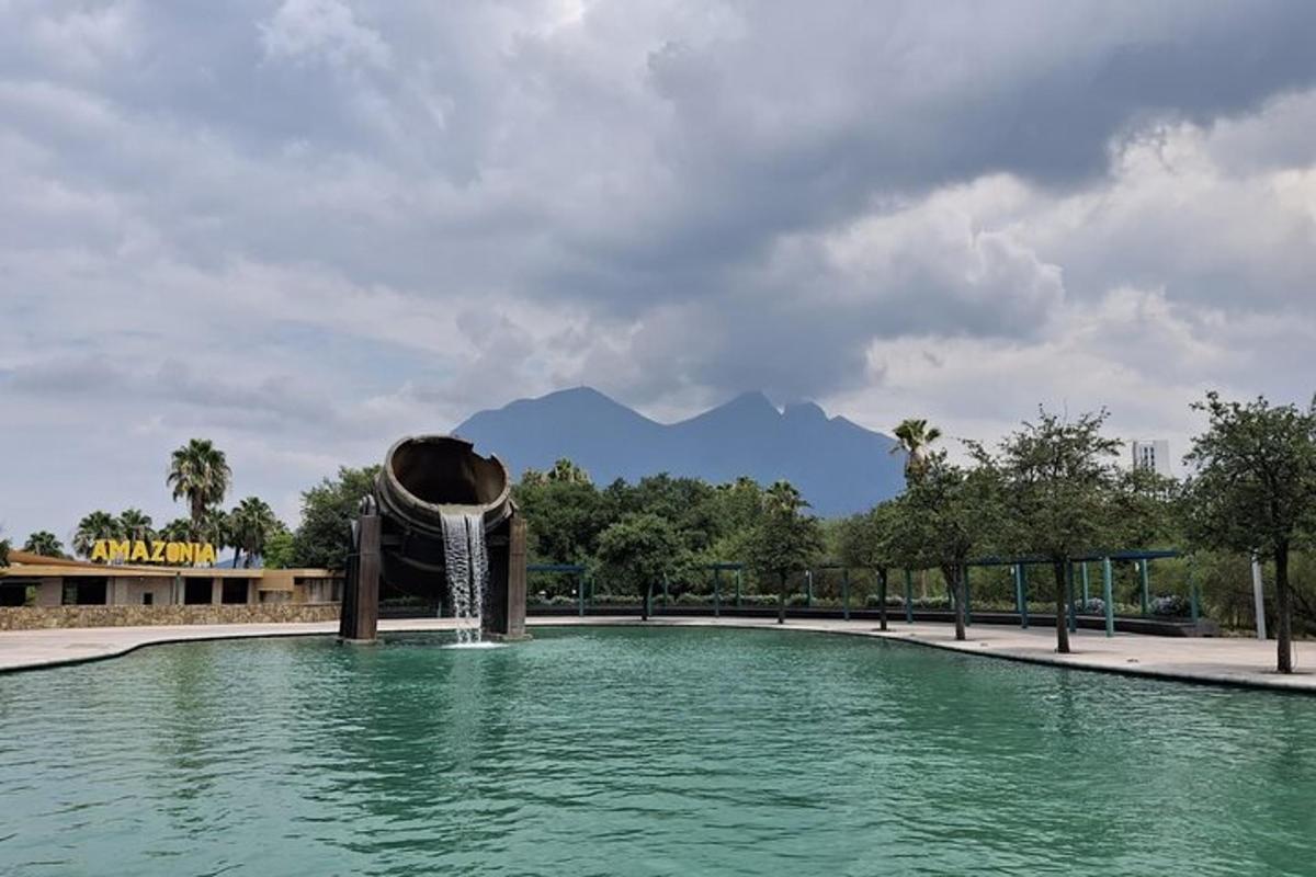 una fuente en medio de un estanque de agua