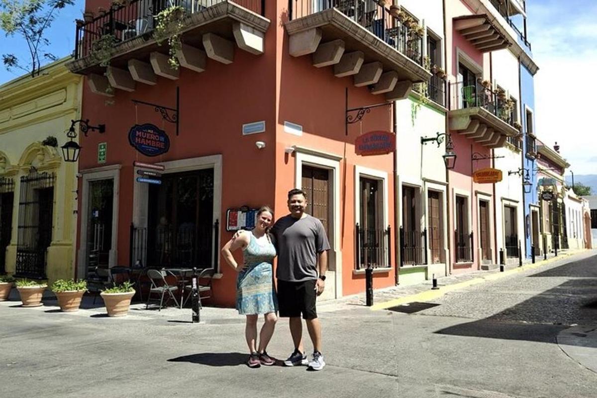 Un hombre y una mujer de pie en una calle