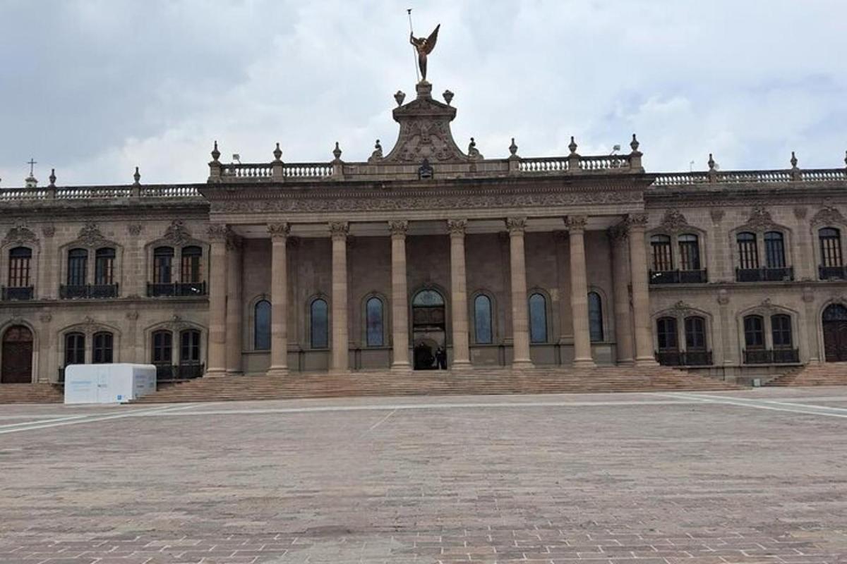 Un gran edificio con una estatua encima.