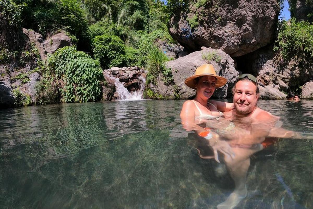 Un hombre y una mujer en el agua de un río.