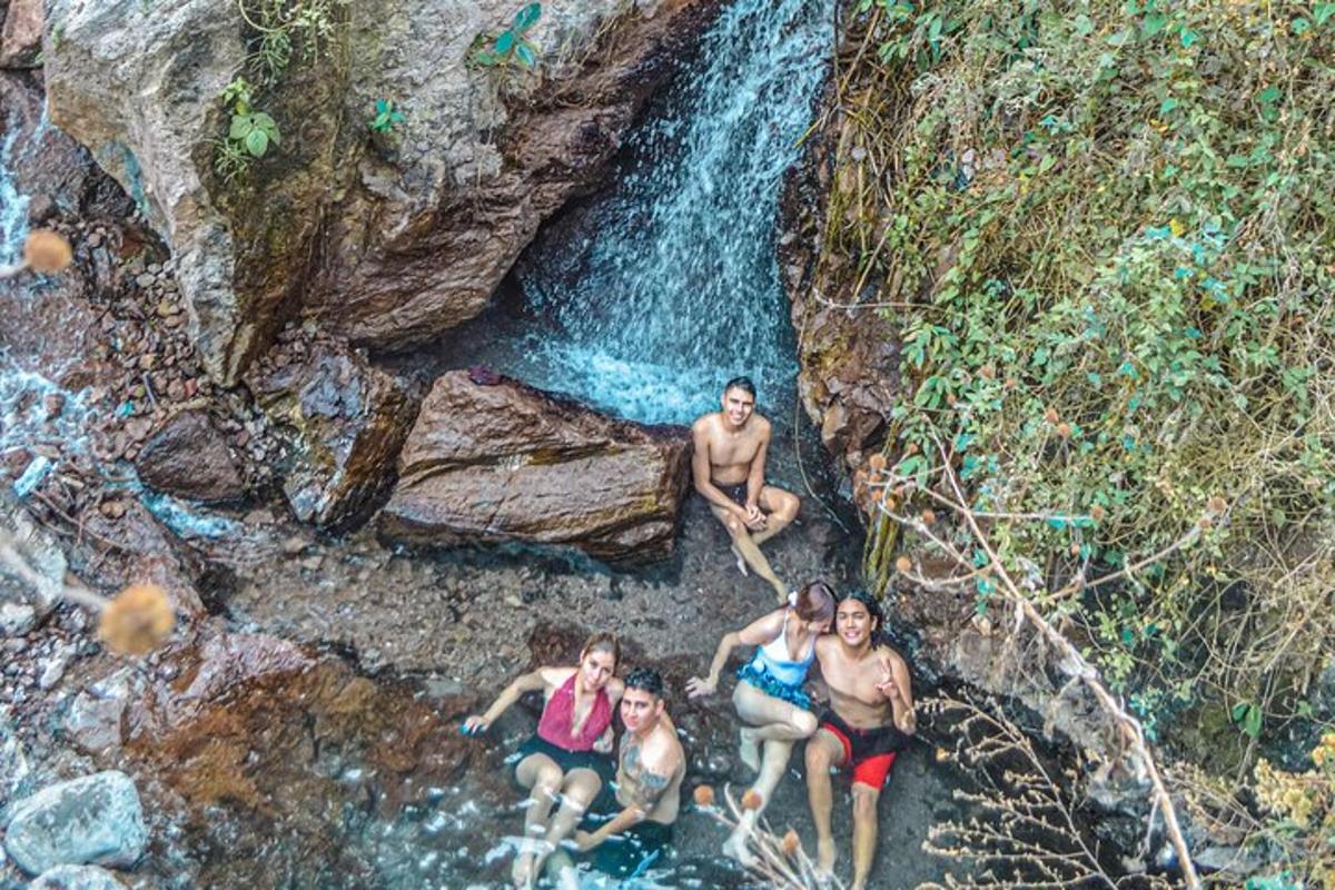 un grupo de personas sentadas frente a una cascada