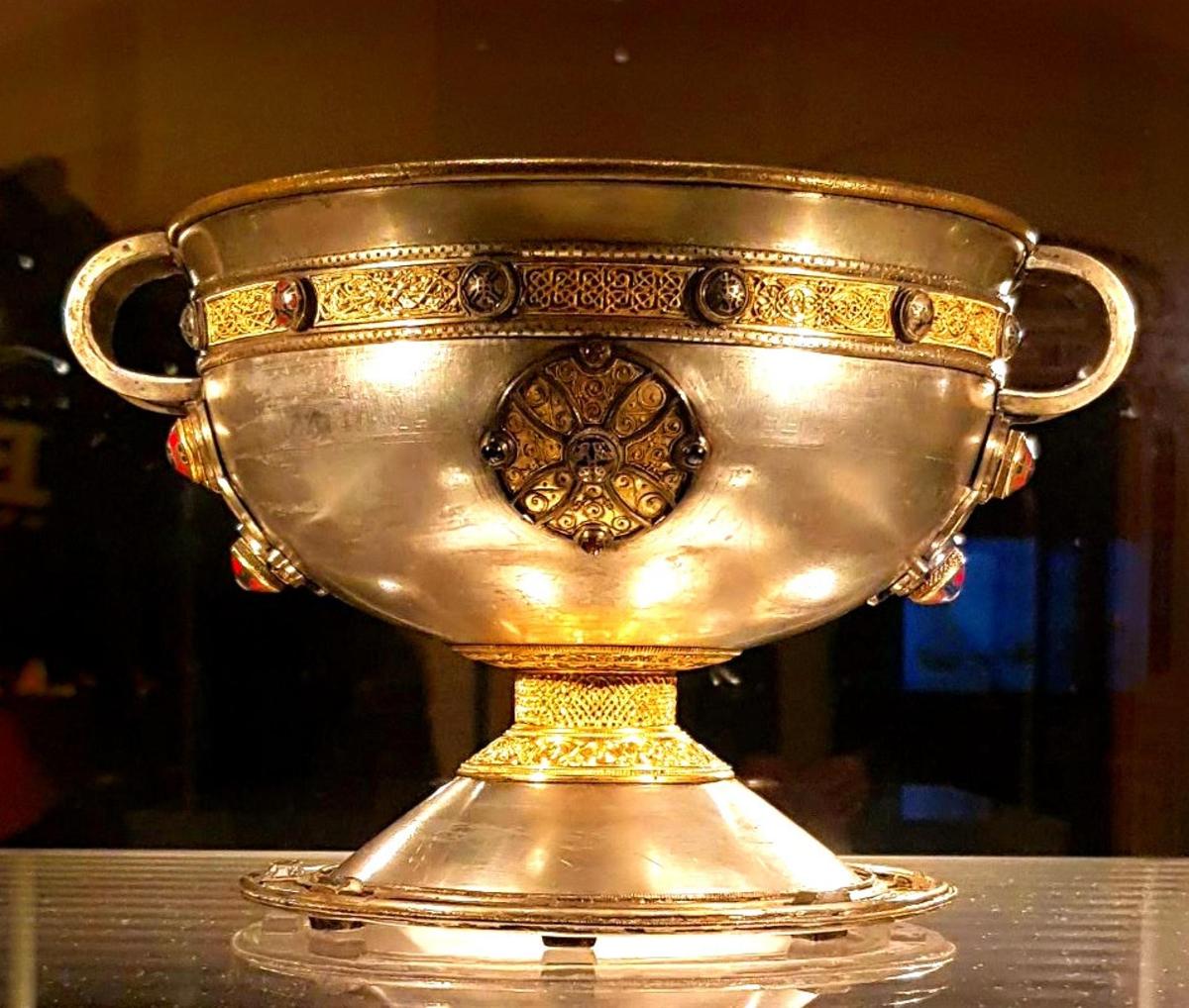 zlatá váza stojící na stole