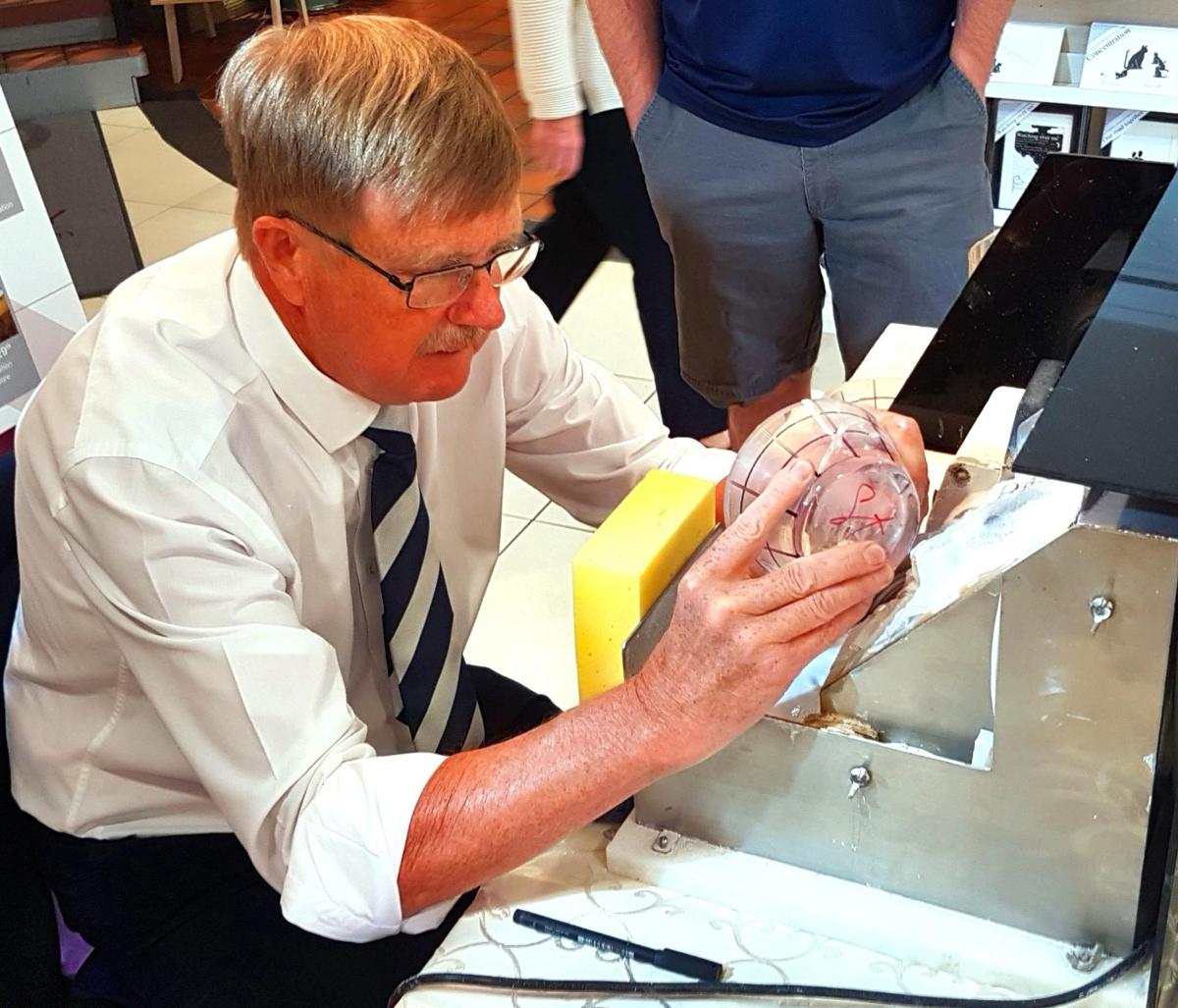 muž pracující na lidském mozku ve stroji