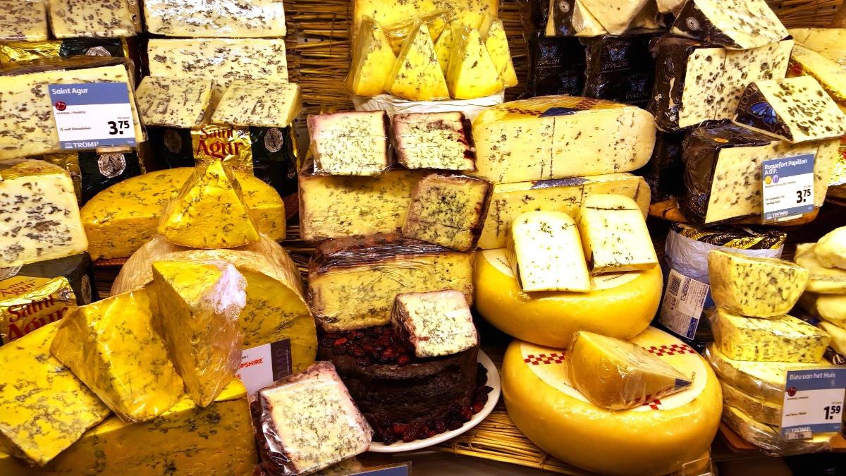 hromada sýra vystavená v obchodě