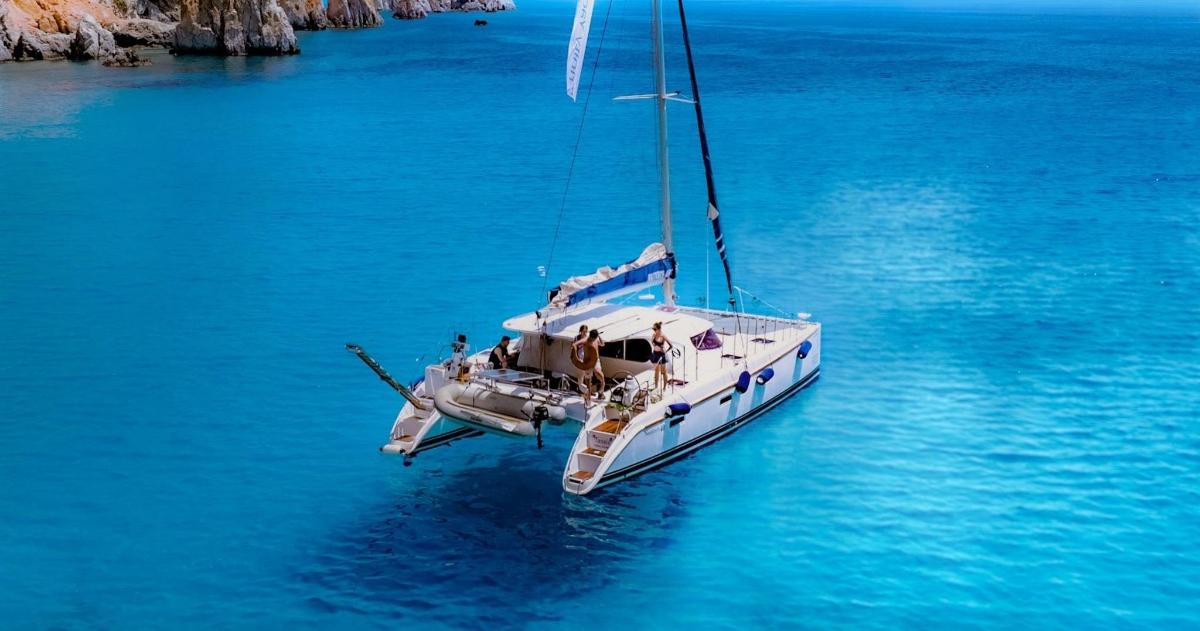 bílá loď plující v modré vodě