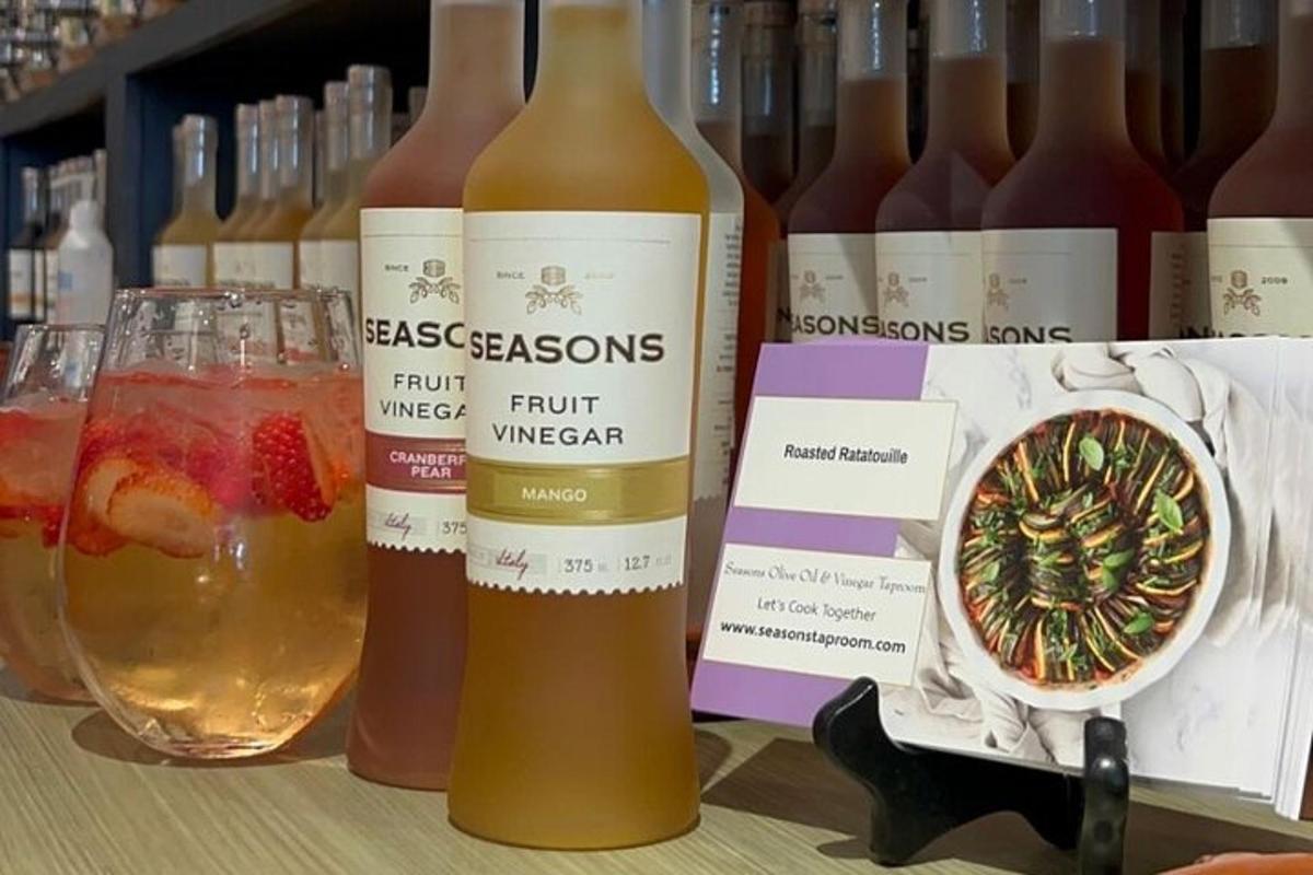 桌子上摆着一堆酒瓶