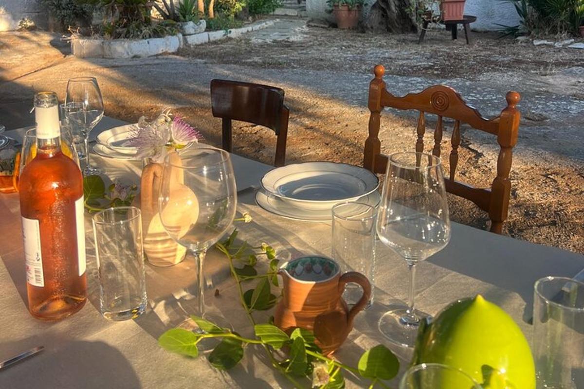 桌子上摆满了酒杯和盘子