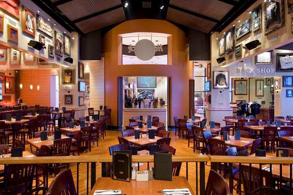 一间有桌椅的餐厅