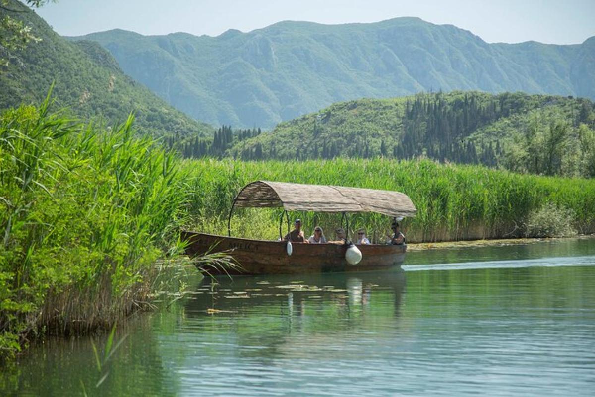 skupina lidí v lodi na řece