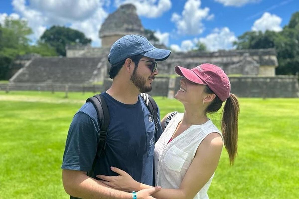 一男一女并排站着