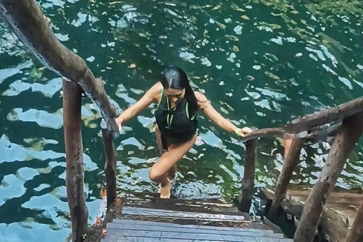 一名女子在水中的码头上行走