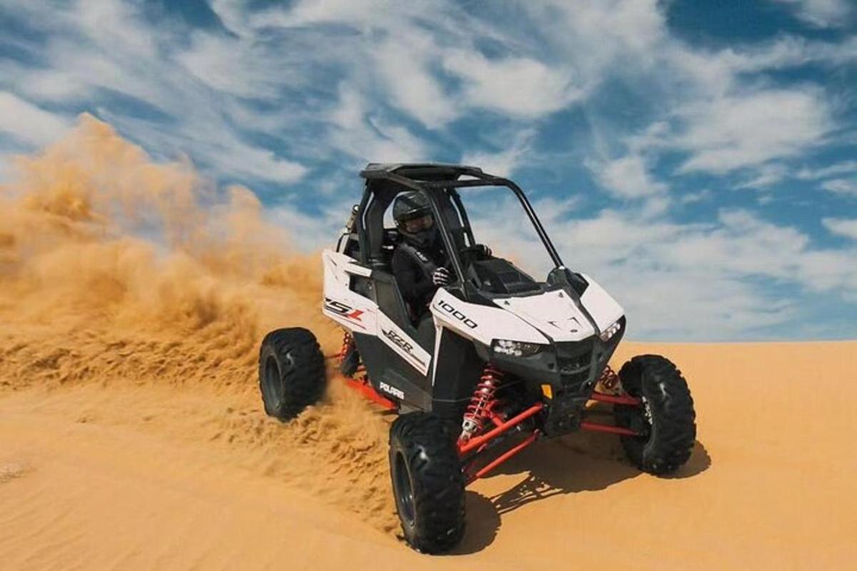 osoba jedoucí na terénním kole v poušti